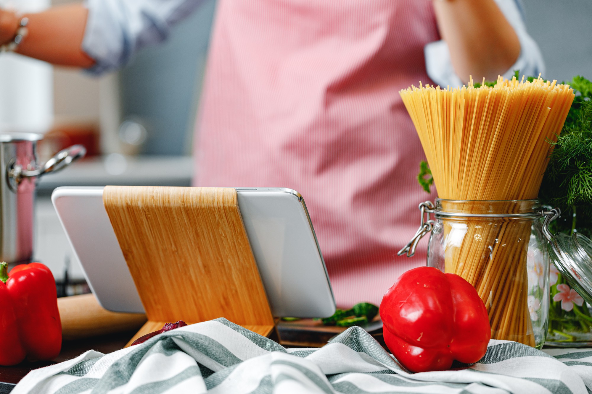 Cucina accogliente con utensili organizzati